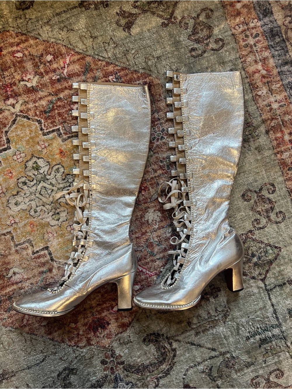 Ultra rare silver true vintage go go boots size 7.5